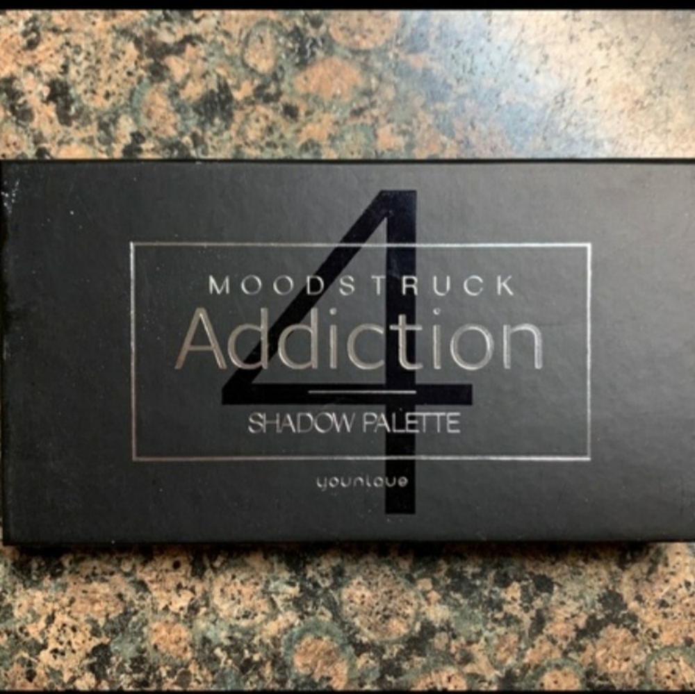 Younique pallette 4